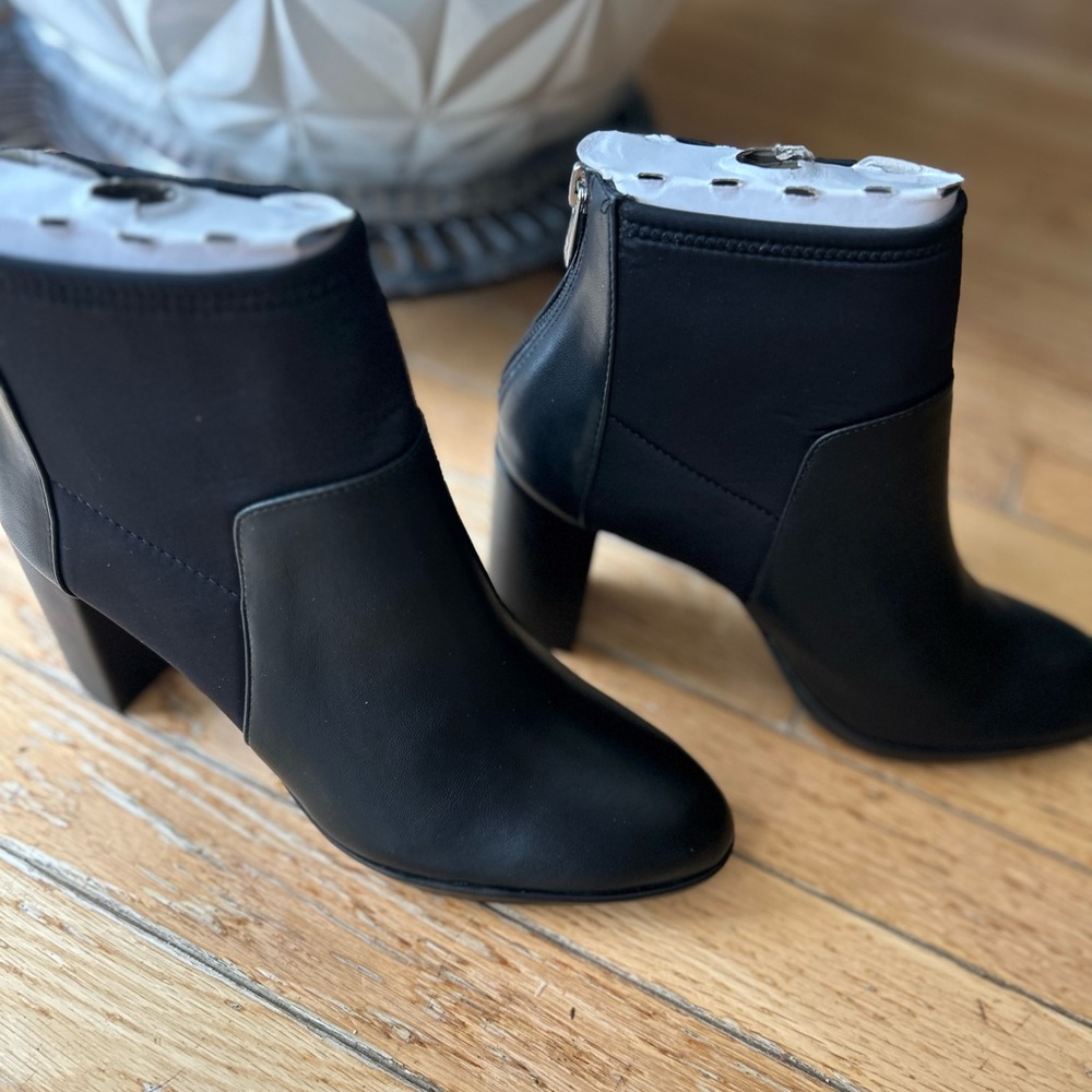 🔥NWOT Adrienne Vittadini Rudd ankle boots. Faux leather stretch upper. Sz 8